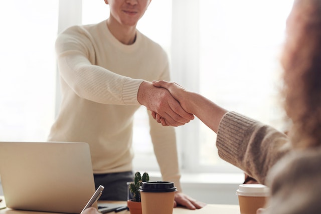 landlord-shaking-hand-with-a-prespective-tenant